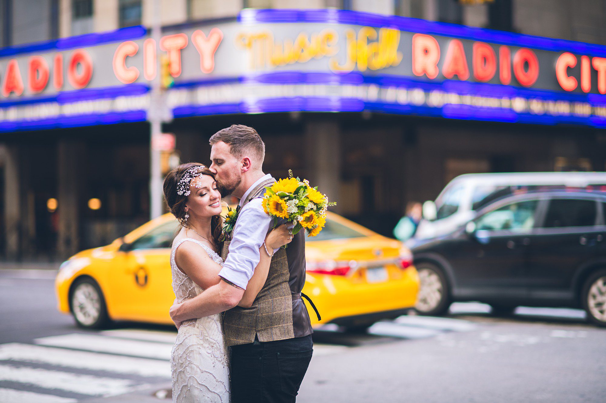 Wedding Couple in front of the Radio City Music Hall in New York